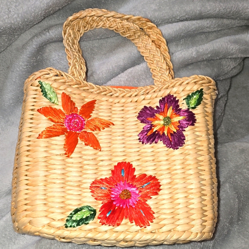 A DARLING Soft STRAW PURSE in ORANGE, Purple & Pink!!
